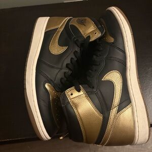 Air Jordan 1 Retro High OG ‘Black Gold’